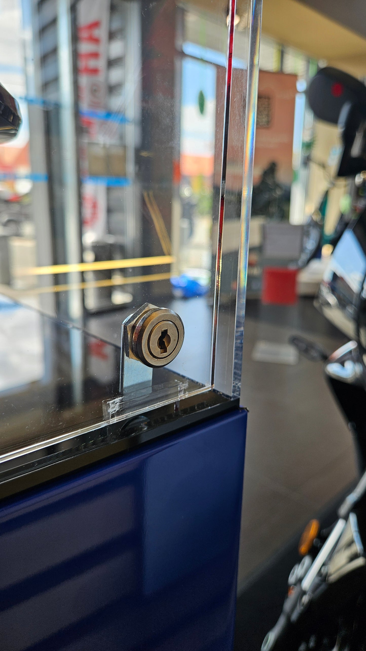 Présentoir Totem Verso en aluminium composite bleu avec vitrine sécurisée avec clé en acrylique et éclairage LED intégré pour boutiques et salons