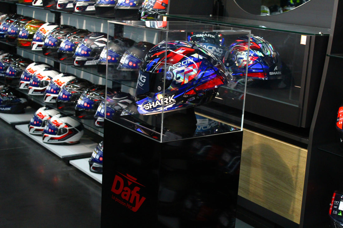 Présentoir Totem composite aluminium avec cloche et éclairage led pour casque chez Dafy moto