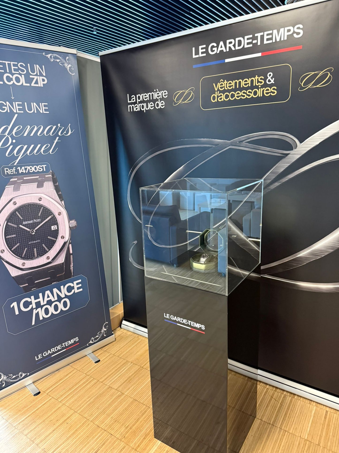 Présentoir stèle Aura avec montre