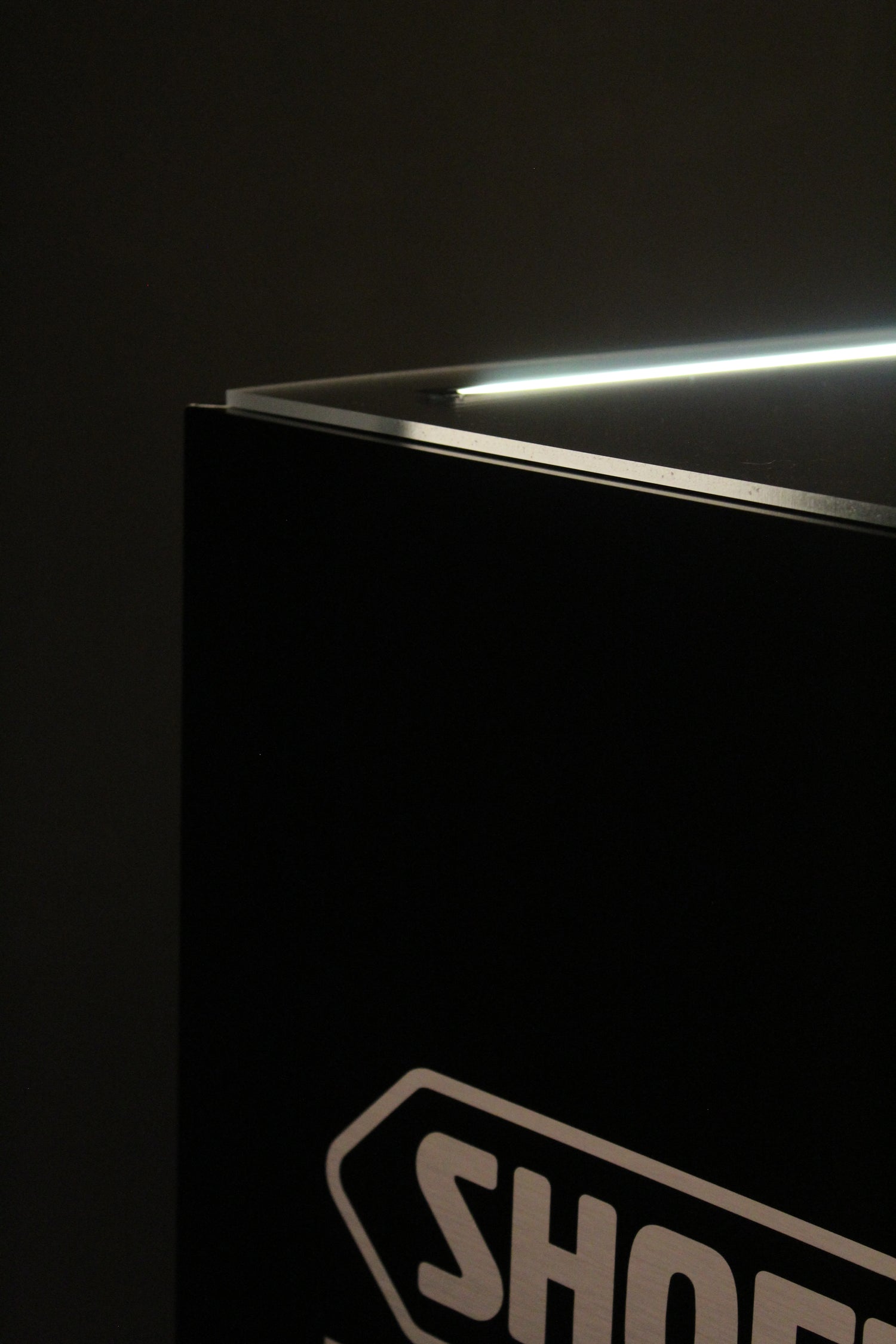 Présentoir pour produits avec cloche en composite aluminium