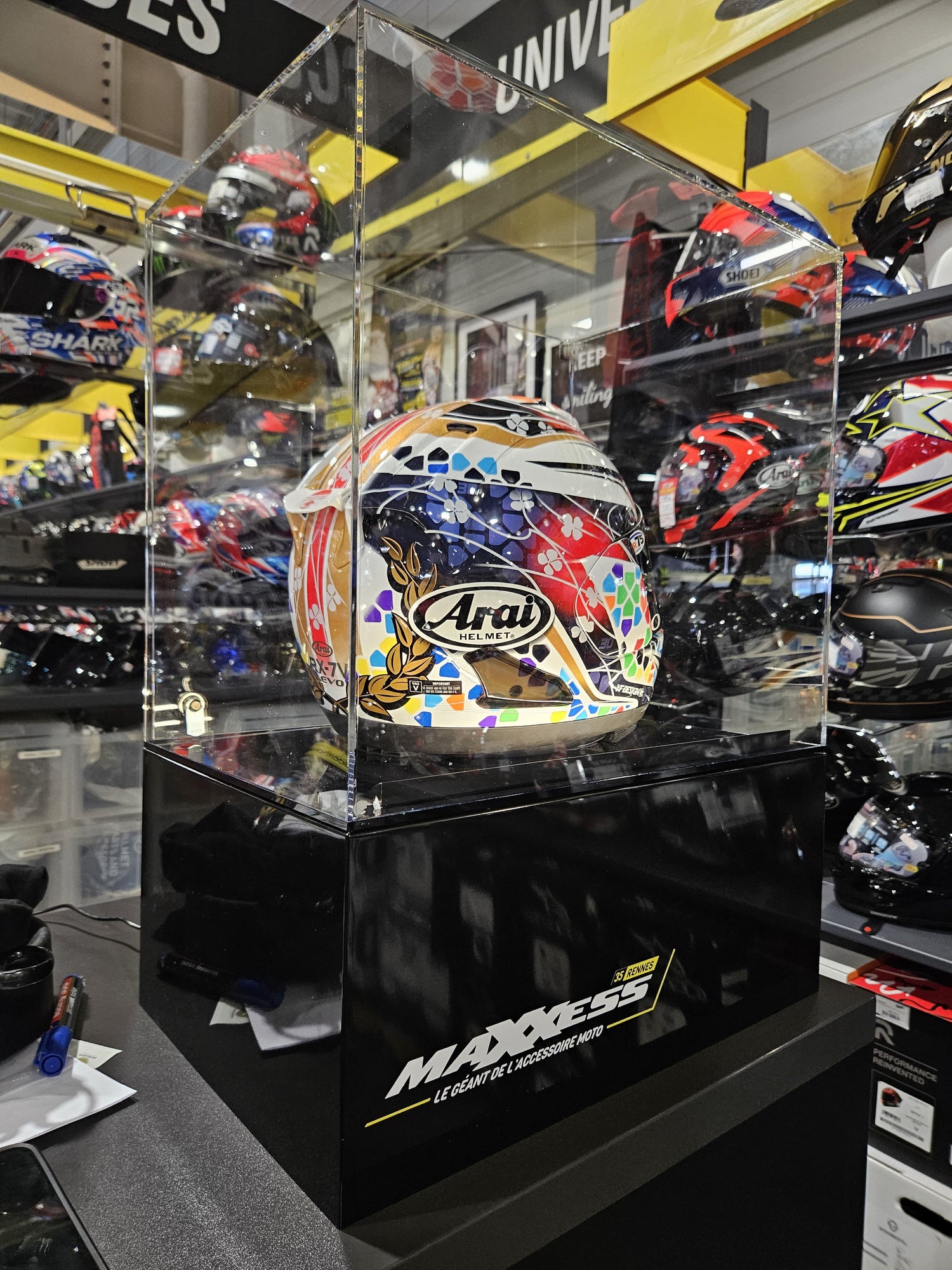 Présentoir avec vitrine sécurisée à poser sur comptoir