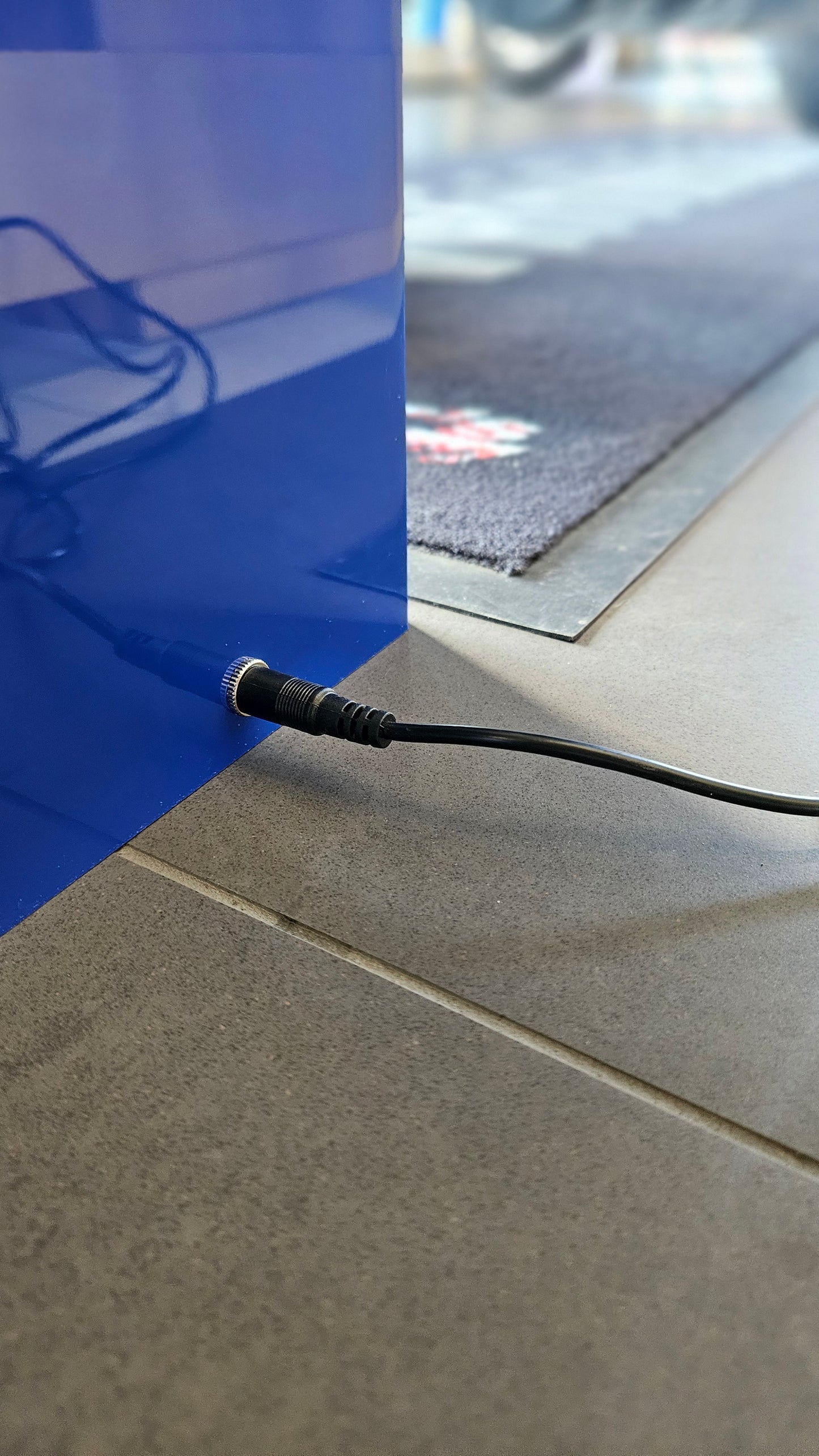 Présentoir Totem Verso en aluminium composite bleu avec vitrine sécurisée en acrylique et éclairage LED intégré pour boutiques et salons