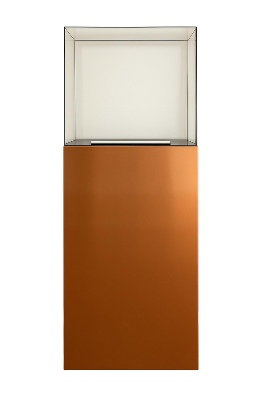 Présentoir Totem Aura en aluminium composite cuivre avec cloche en acrylique et éclairage LED intégré pour boutiques et salons