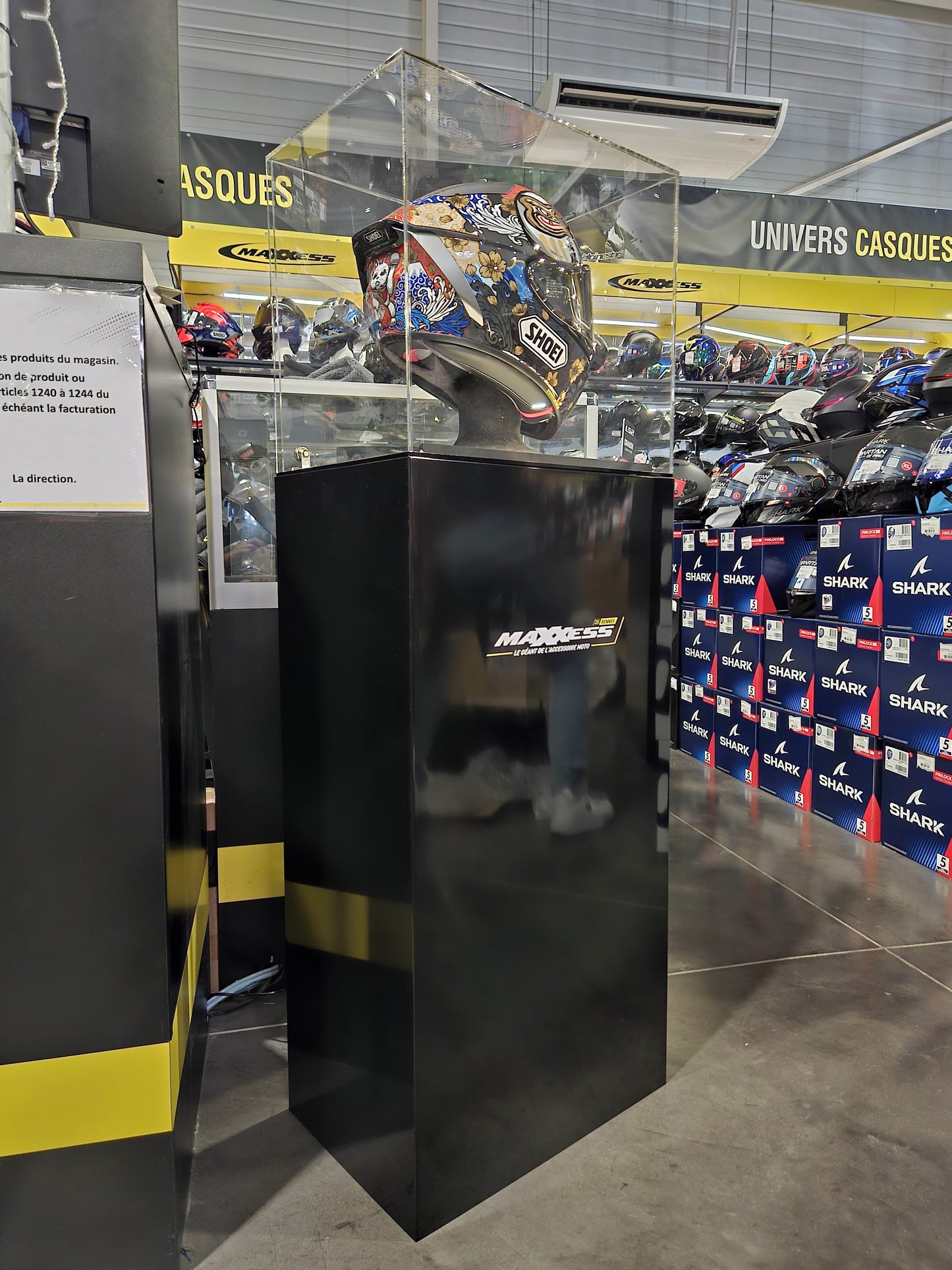 Présentoir Totem Verso en aluminium composite noir avec vitrine sécurisée en acrylique et éclairage LED chez Maxxess