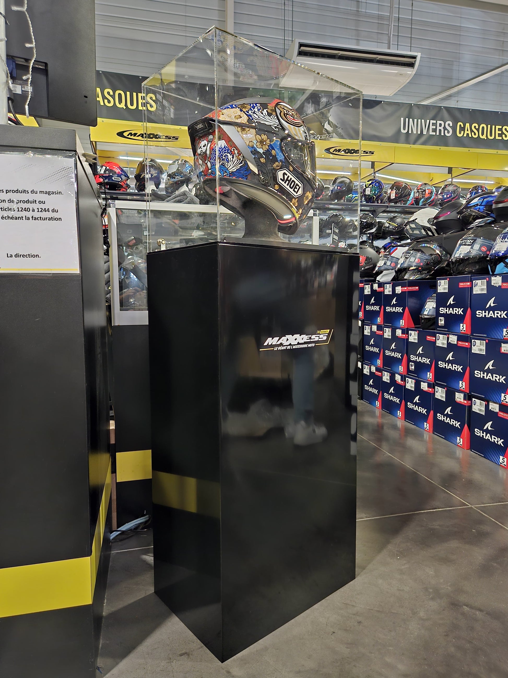 Présentoir Totem Verso en aluminium composite noir avec vitrine sécurisée en acrylique et éclairage LED chez Maxxess