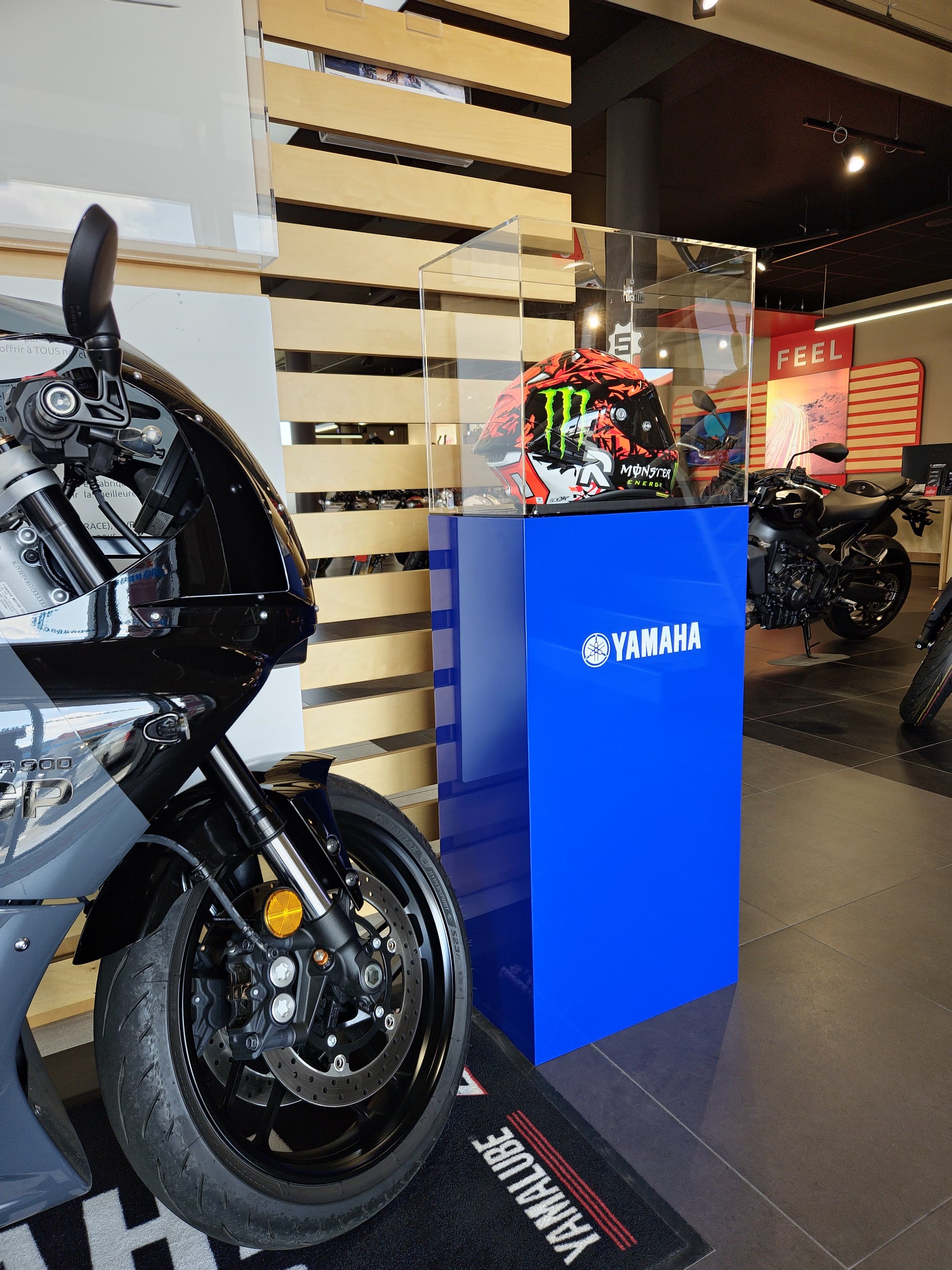 Présentoir Totem Verso en aluminium composite bleu avec vitrine sécurisée en acrylique et éclairage LED intégré pour boutiques et salons